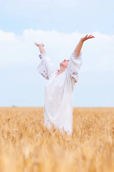 Frau auf der Weizenwiese — Stockfoto