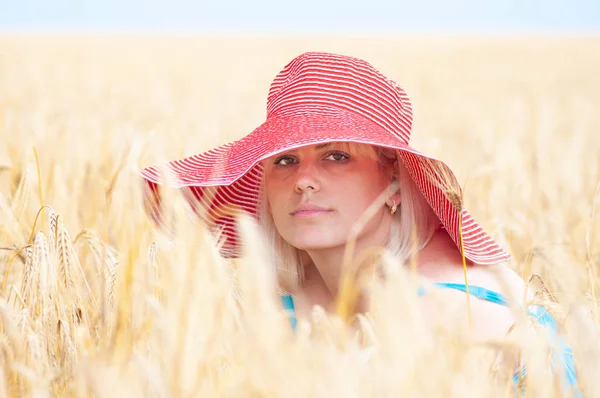 Жінка на пшеничному лузі — стокове фото