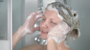 Kadın banyo saçlara yıkar