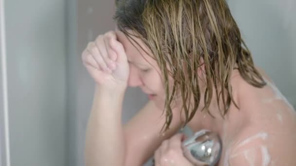 Mujer en ducha llorando — Vídeo de stock