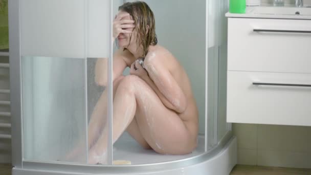 Kvinna i dusch gråt — Stockvideo