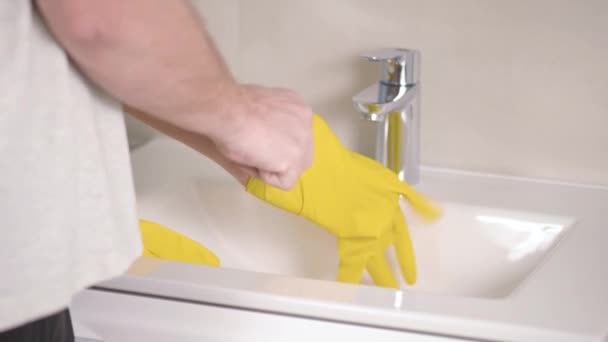 Man in handschoenen wastafel schoonmaken — Stockvideo