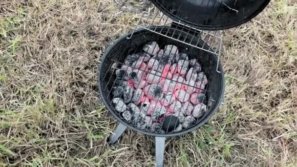 Churrasqueira Grill e carvão brilhante — Vídeo de Stock