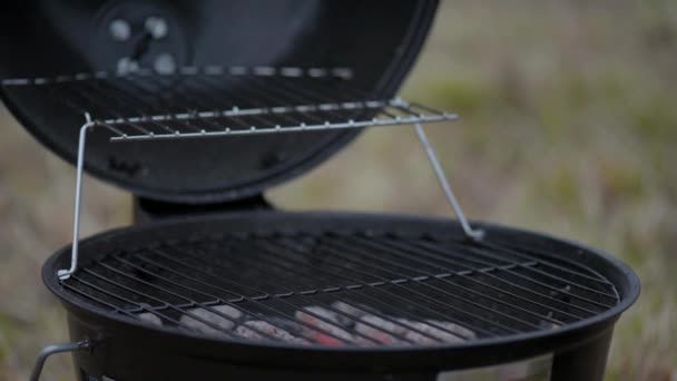 Matlagning kött biffar på grillen — Stockvideo