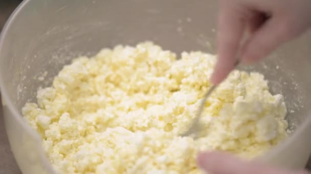 Mani di fornaio impastando la pasta — Video Stock