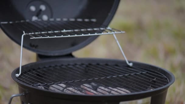 BBQ Grill en gloeiende kolen — Stockvideo