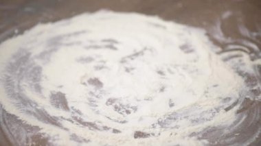 Mutfak masasında unu hamur yoğurma Baker. Adam şef yapımı kurabiye evde. Lor krep için adam el hamur hazırlama görünümü kapatın.