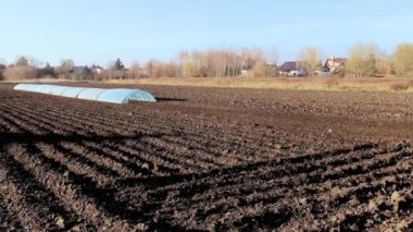 Karanlık toprak ile sürülmüş alan