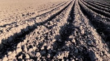 Karanlık toprak ile sürülmüş alan