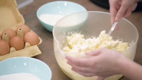 Mãos Femininas Amassando Uma Massa Mulher Chef Mistura Ingredientes Tigela — Vídeo de Stock