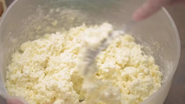 Руки Жінки Замішують Тісто Жінка Шеф Кухар Змішування Інгредієнтів Мисці — стокове відео