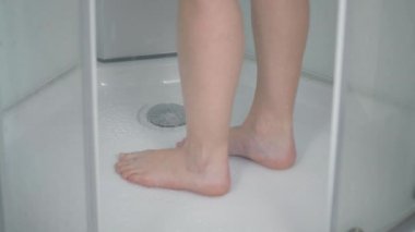 Duş yaparken içinde kadın ayağı