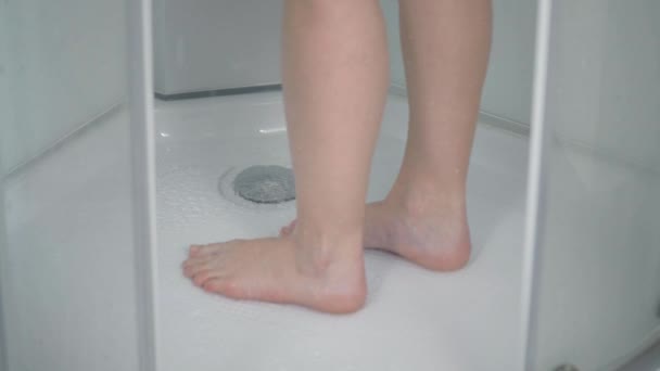 女性がシャワーを浴びながらの foots します。 — ストック動画