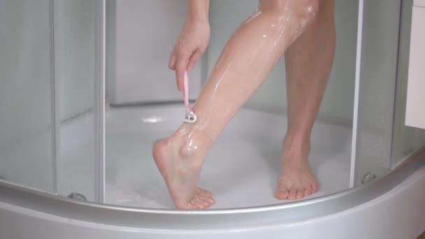 Woman shaving legs at bathroom — Stock Video