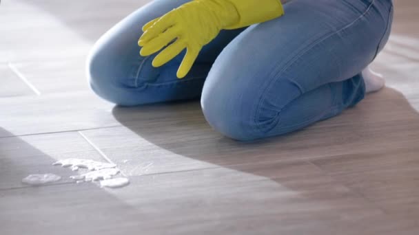 Jovem mulher limpeza chão no quarto — Vídeo de Stock