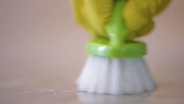 Mujer joven limpieza piso en la habitación — Vídeos de Stock