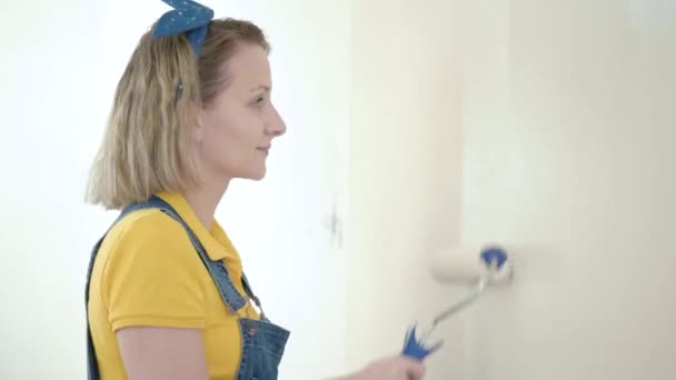Young woman makes repairs — Stock Footage Young woman makes repairs Video Clip