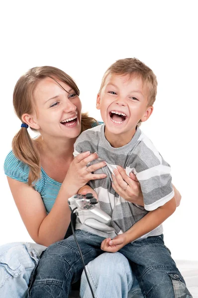 엄마와 아들이 조이스틱을 콘솔에서 비디오 게임을하고 있습니다 행복한 어머니와 소년은 — 스톡 사진