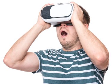 Şok genç adam izlerken video yine de Vr gözlük, çığlık. Açık ağızlı sanal gerçeklik Vr kulaklık, beyaz arka plan üzerinde izole ile karşılaşan genç adam.