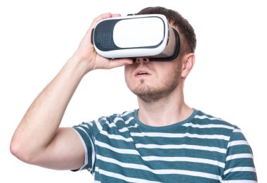 Sanal gerçeklik, beyaz arka plan üzerinde izole bardak Vr kulaklık kullanarak deneyim elde mutlu genç adam portresi