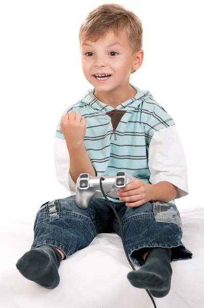 快乐的小男孩玩电子游戏 儿童使用视频游戏控制器 孩子与操纵杆玩电脑游戏在白色背景 — 图库照片