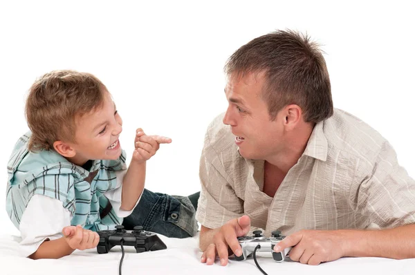 爸爸和儿子拿着操纵杆和玩视频游戏在控制台上一起 幸福的家庭 父亲和小男孩有白色背景的有趣的游戏 男人与孩子玩电脑游戏 — 图库照片