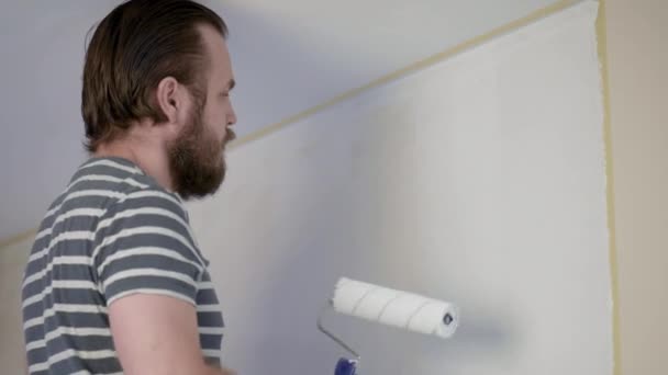 Homem Barbudo Pintando Paredes Interiores Plano Usando Rolo Pintura Bonito — Vídeo de Stock