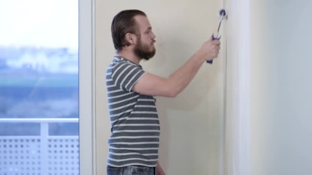 Homem Barbudo Pintando Paredes Interiores Plano Usando Rolo Pintura Bonito — Vídeo de Stock