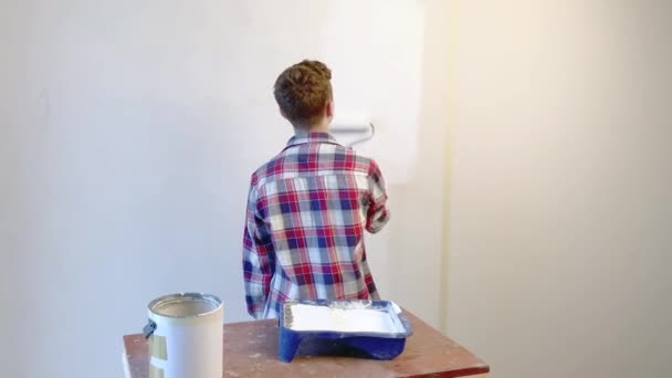 Вид Сзади Стены Интерьера Teen Boy Painting Flat Помощью Paint — стоковое видео