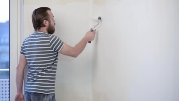 Homem Barbudo Pintando Paredes Interiores Plano Usando Rolo Pintura Bonito — Vídeo de Stock