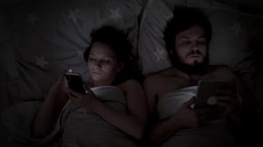 Çift kullanarak cellphone üzerinde yatak