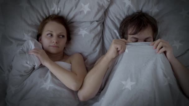 Paar liegt im Bett — Stockvideo