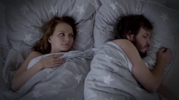 Пара лежить у ліжку — стокове відео