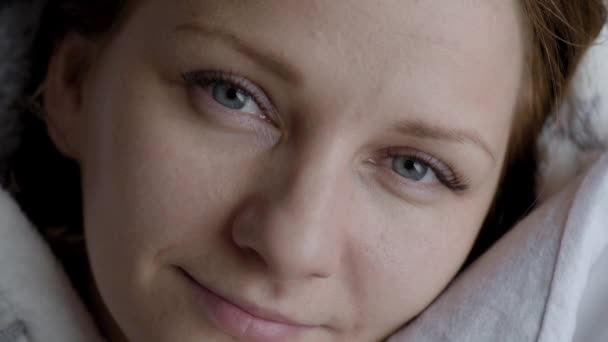 Meisje cover van het gezicht met deken — Stockvideo