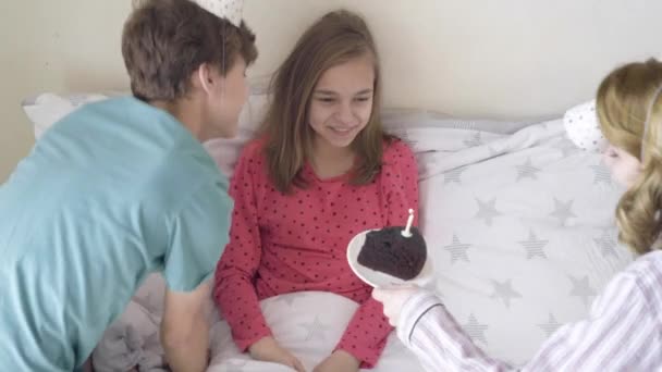 Familia feliz con pastel de cumpleaños — Vídeos de Stock