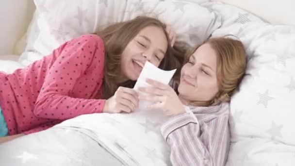 Madre con hija en la cama — Vídeos de Stock