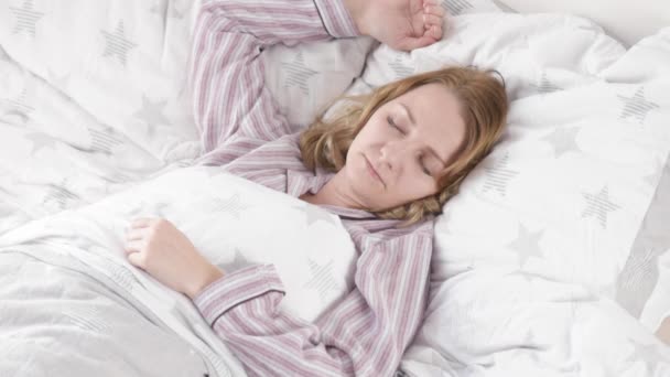 Mujer durmiendo en la cama — Vídeos de Stock