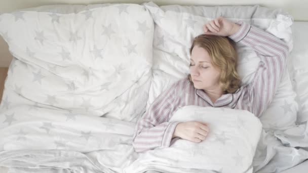 Vista Superior Hermosa Mujer Joven Está Durmiendo Almohada Suave Chica — Vídeos de Stock