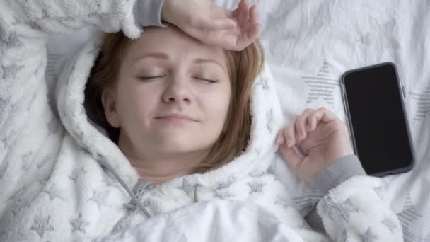 Όμορφη Νεαρή Γυναίκα Πιτζάμες Ξαπλωμένη Στο Κρεβάτι Και Χρησιμοποιώντας Έξυπνο — Αρχείο Βίντεο