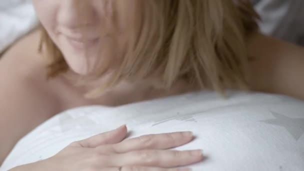 Piękna Młoda Kobieta Leżącego Łóżku Pomocą Smart Telefonu Kobieta Wpisywanie — Wideo stockowe