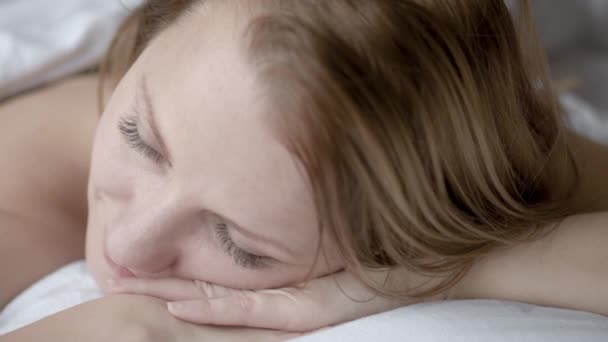 Крупный План Лица Красивой Молодой Женщины Голова Лежит Подушке Девушка — стоковое видео