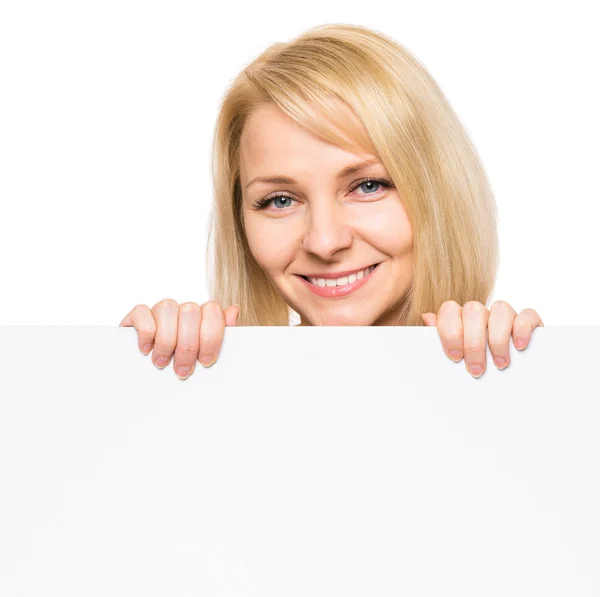 微笑的年轻女子的肖像 显示空的空白招牌与 Copyspace 女商人手持大白色旗帜 在白色背景下被隔离 — 图库照片