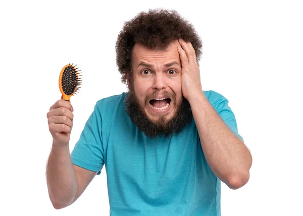 Őrült szakállas férfi hajkefével — Stock Fotó
