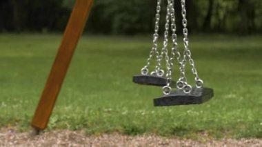 Yağmurdan sonra salıncak ile oyun alanı