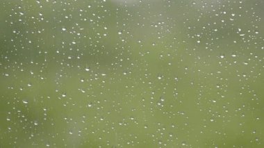 Pencere camındaki yağmur damlaları 