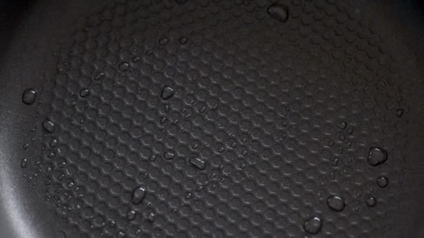 Œuf frit sur la poêle 