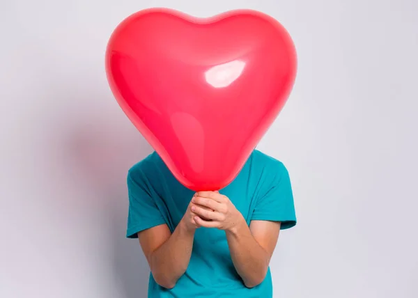 Menino com balão em forma de coração — Fotografia de Stock