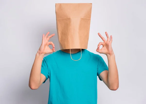 Menino com saco de papel sobre a cabeça — Fotografia de Stock