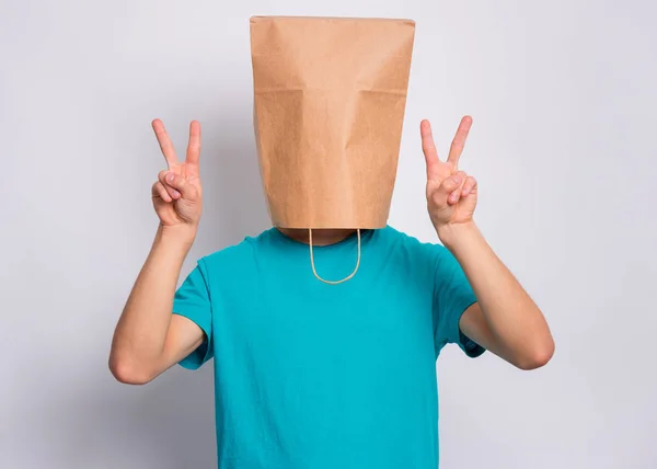 Niño con bolsa de papel sobre la cabeza —  Fotos de Stock