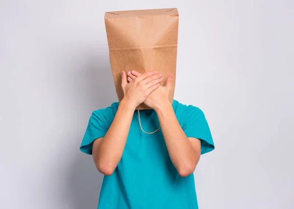 Niño con bolsa de papel sobre la cabeza — Foto de Stock